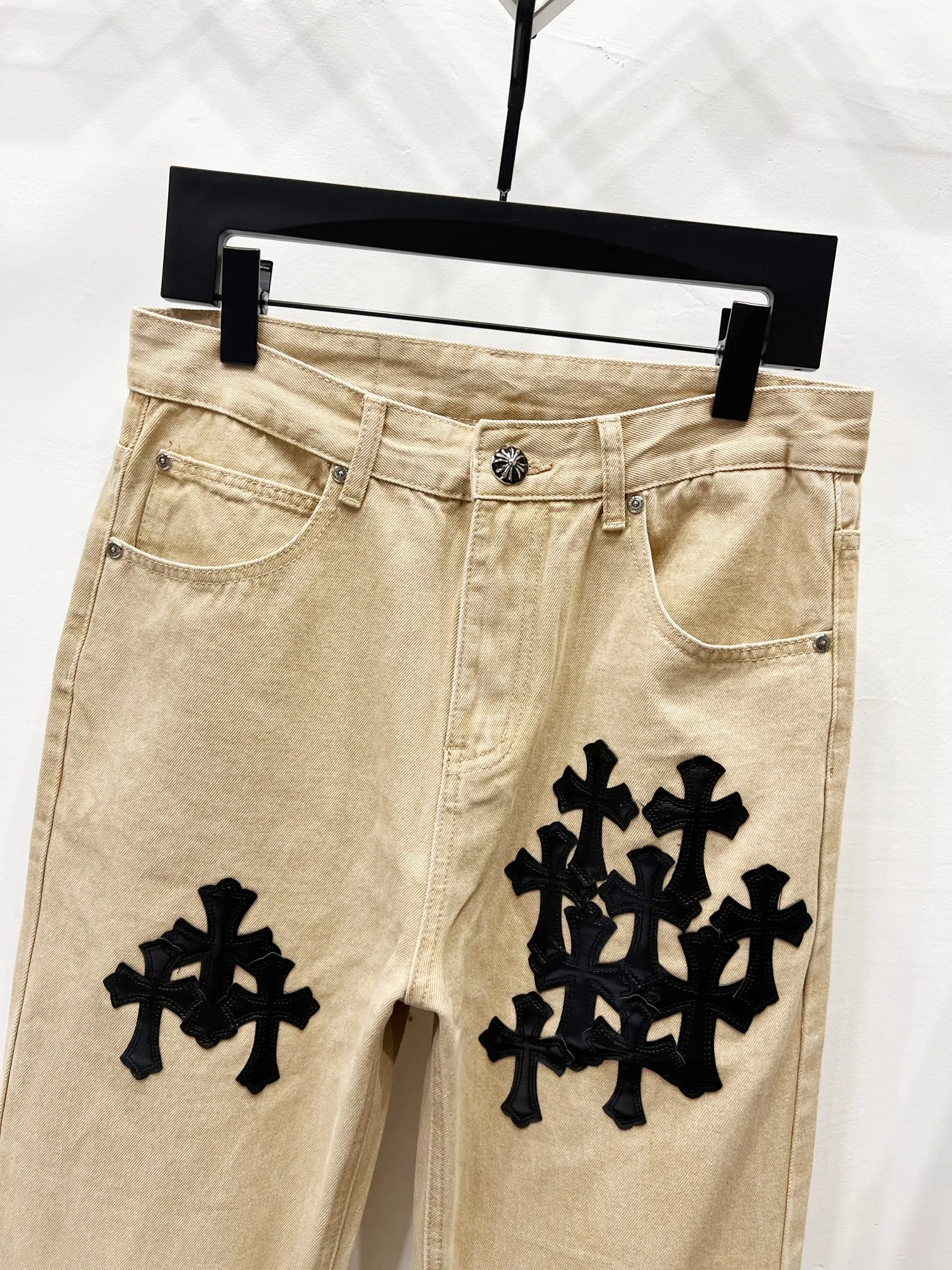 P240 Style number: (K500) Chrome hearts Angelababy's same style cross patch leather jeans workwear logging pants Chrome hearts logging pants are here! ! ! CH Croix Heart Double Knee Cross Patch Leather Bo1 Style Logging Pants Straight-leg Work Pants B136 Croix Heart Cross Sanskrit Overalls Price 24W Level, patchwork cross pattern embellishment, high-waisted washed jeans! ! Absolutely high-end luxury products, 1.9W level god-level single products, super popular products, made by top heavy industry, not to be missed. About Zangyin, this is an extremely luxurious fashion brand, which can also be called the nobles of the high street. It has always been an exclusive brand of some hipsters or rich second generation. Compared with ordinary high streets, it is more luxurious and noble. Compared with luxury brands, it has a more fashionable personality and has always been a brand that I have a special liking for. Imported yarn is custom-woven into a high-density twill canvas, which ensures a crisp silhouette while also making the fabric feel very delicate. It follows the B01 classic silhouette, with a crisp and stylish upper body. The ready-made garments are stone-ground and fermented and can be matched with any style. Buttons and zinc are washed with genuine YKK retro metal products. Double-layered canvas on the front. Perfect details. All hardware is perfect. Size: s-XXL Color: Gray